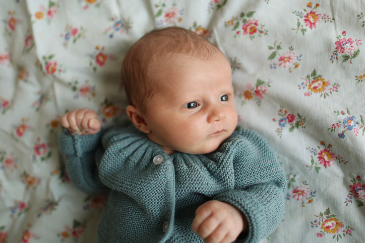 niemowlę ubrane w sweterek